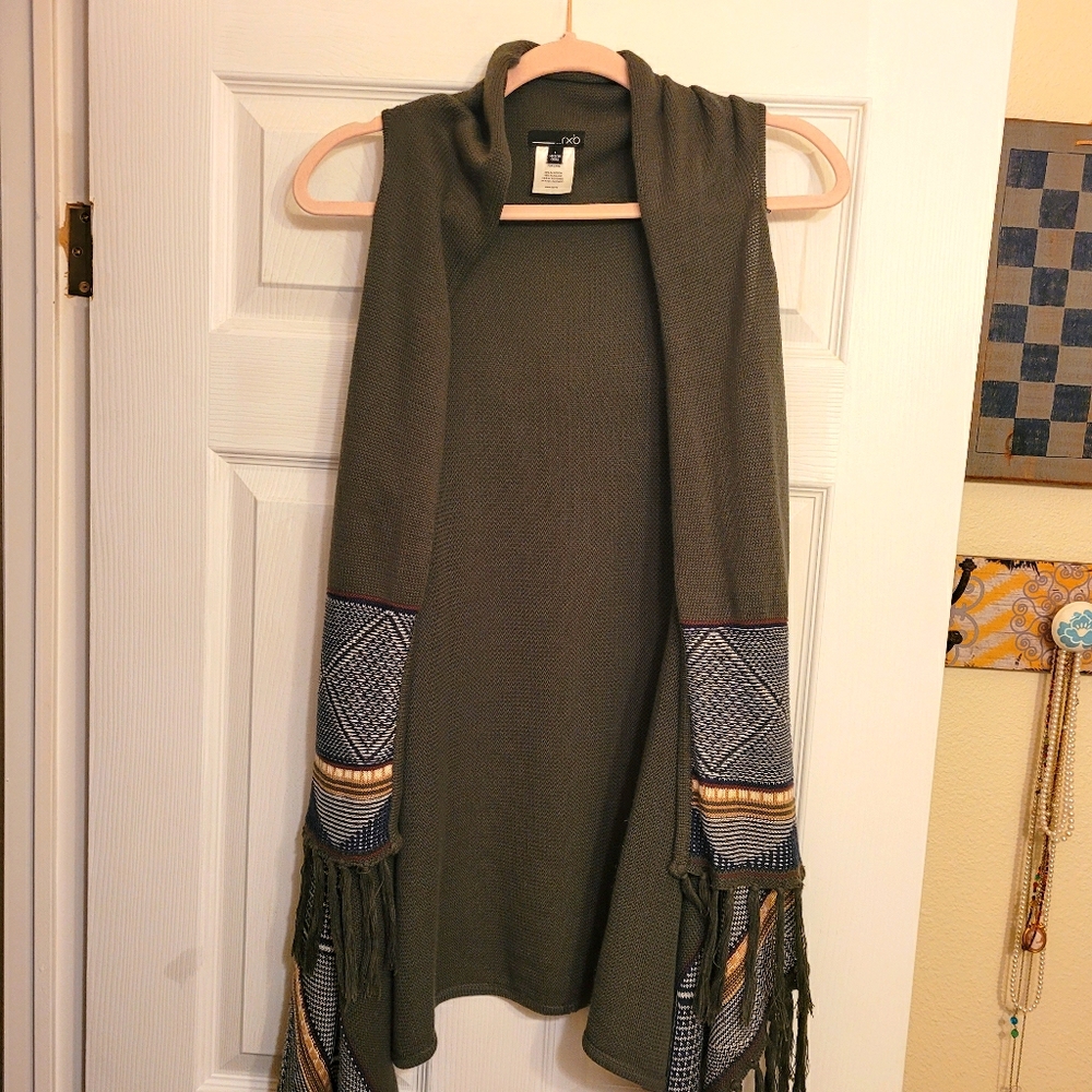 Sleevless sweater
